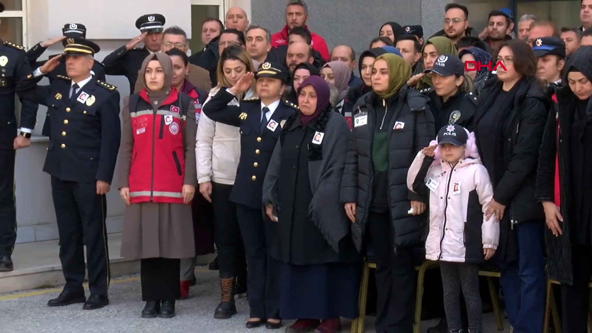 Şehit babasını selam vererek uğurladı