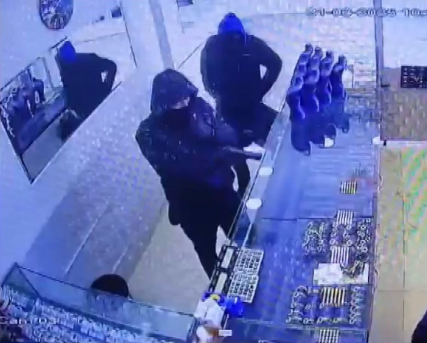 Altın sanıp imitasyon takı çaldılar