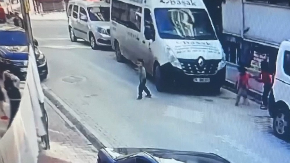 Servis minibüsü 5 yaşındaki çocuğa çarptı