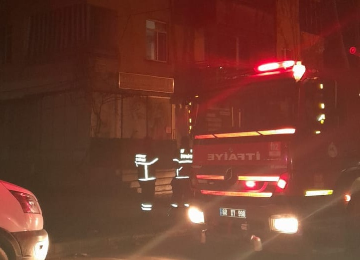 Yangında evde mahsur kaldı