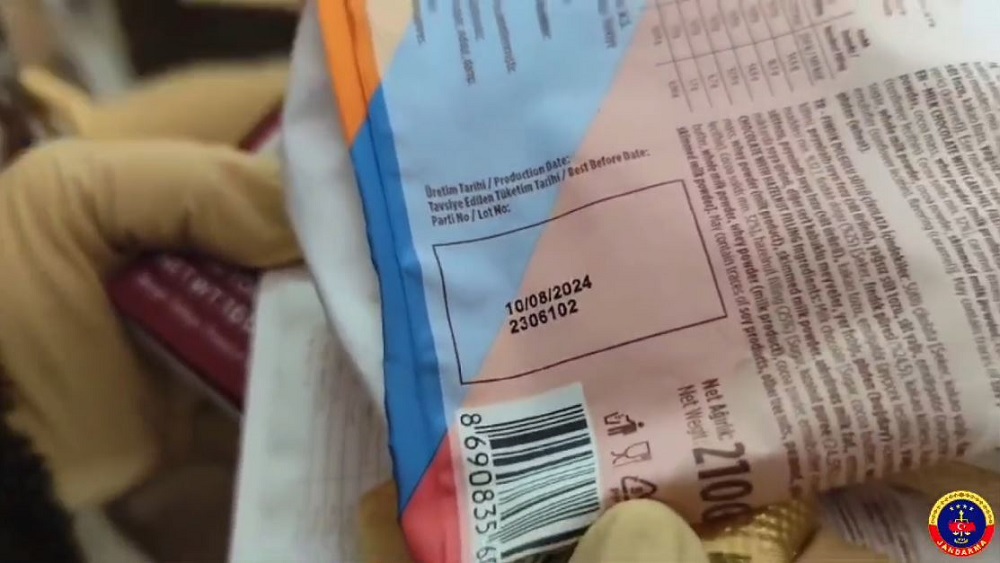 Tarihi geçmiş 17 ton çikolata ele geçirildi
