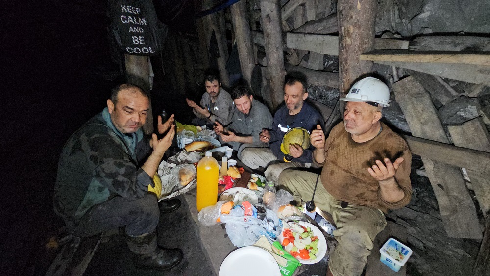 Yerin 120 metre altında sahur yaptılar