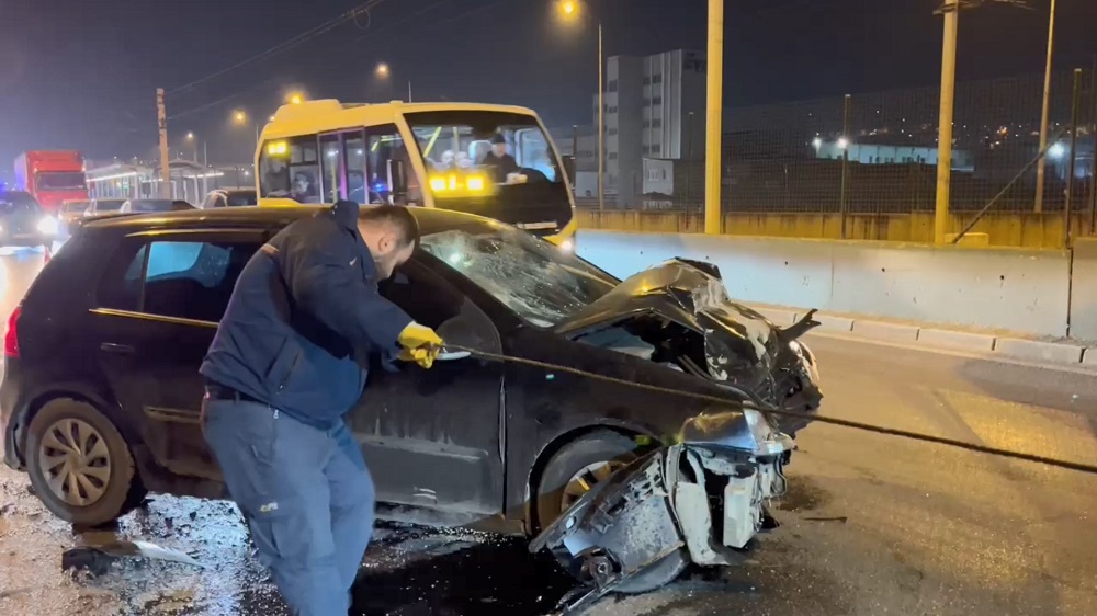 Otomobil halk otobüsüne çarptı: 10 yaralı