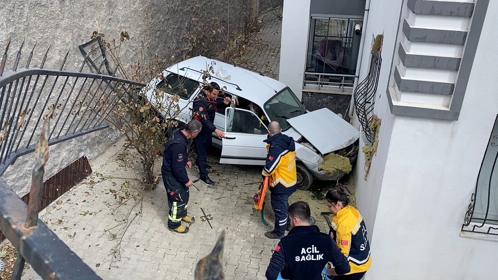 Otomobil yol ile apartman arasındaki boşluğa düştü