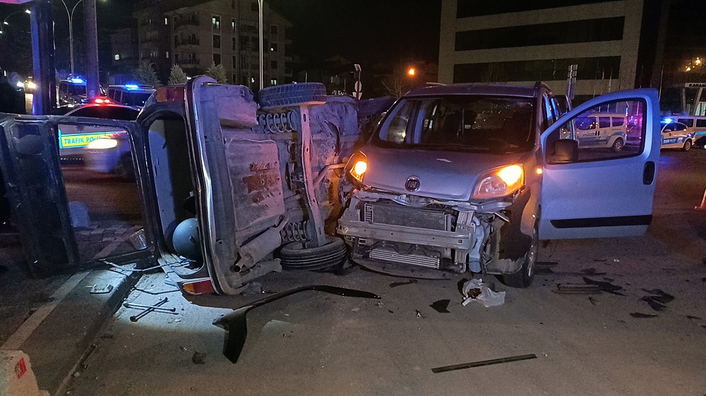 Otomobil ile hafif ticari araç çarpıştı