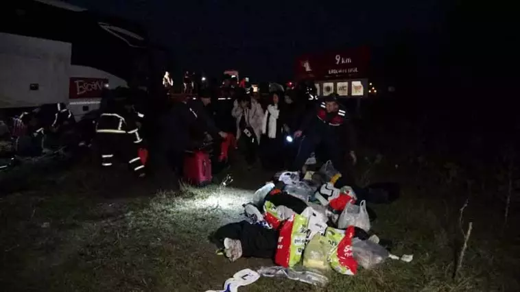 Tur otobüsü yoldan çıktı; 37 yaralı