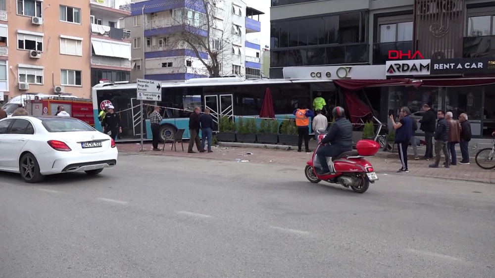 Halk otobüsü kafeye girdi: 4 yaralı