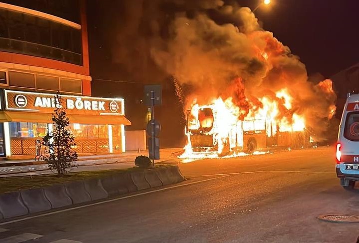 İETT otobüsü alev alev yandı