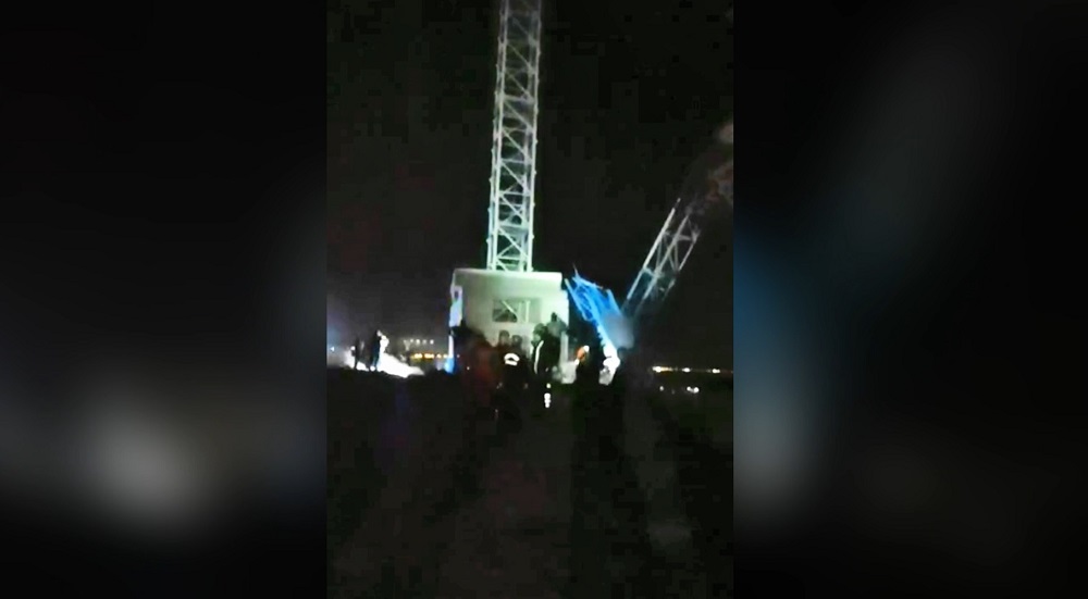 Şantiyede kule vinç devrildi
