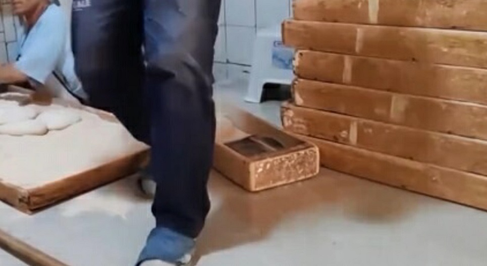Pide tezgahına terlikle basılan fırına para cezası