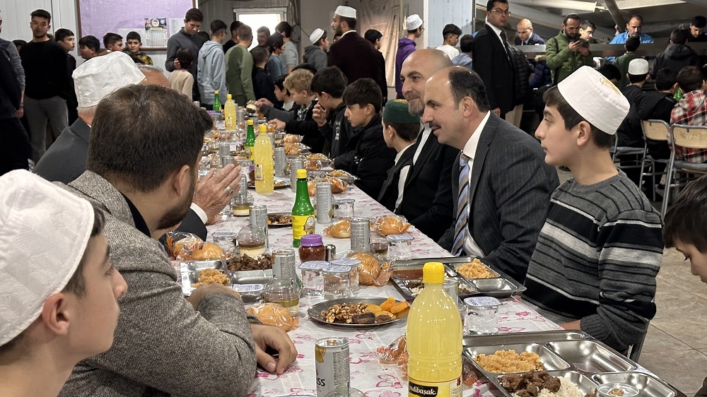 Başkan Altay öğrencilerle iftar yaptı
