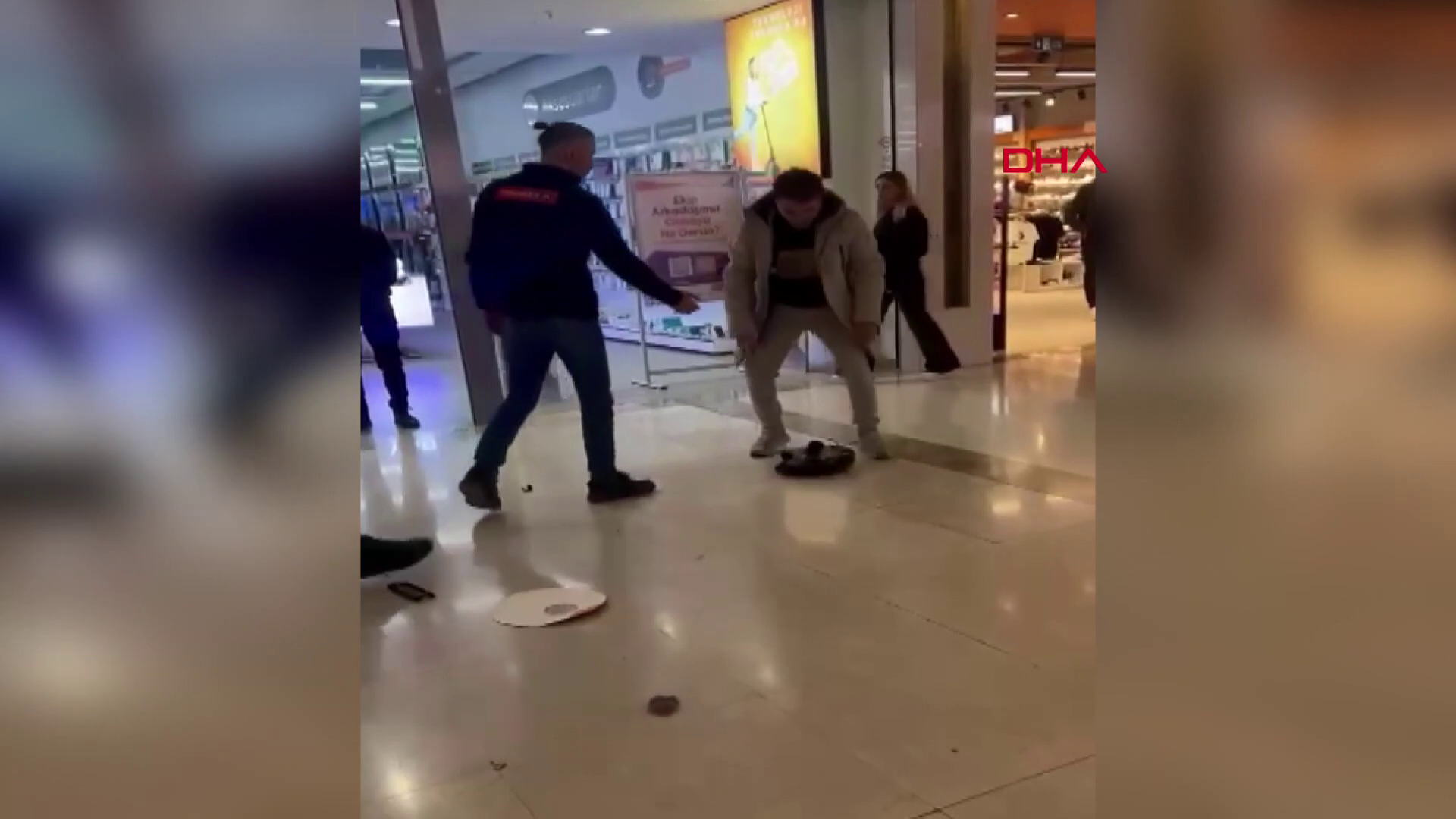 Sık sık arızalanan robot süpürgeyi parçaladı