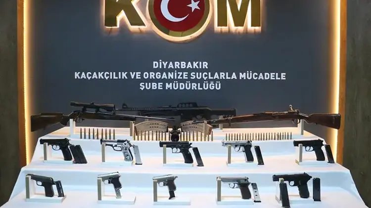 Kargo şirketi araçlarına silah zulalamışlar