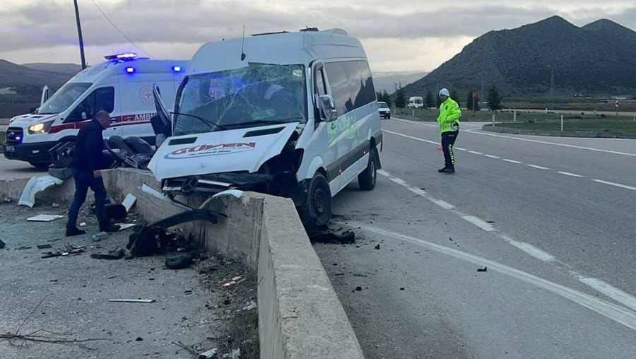 İşçi servisi beton bariyere çarptı