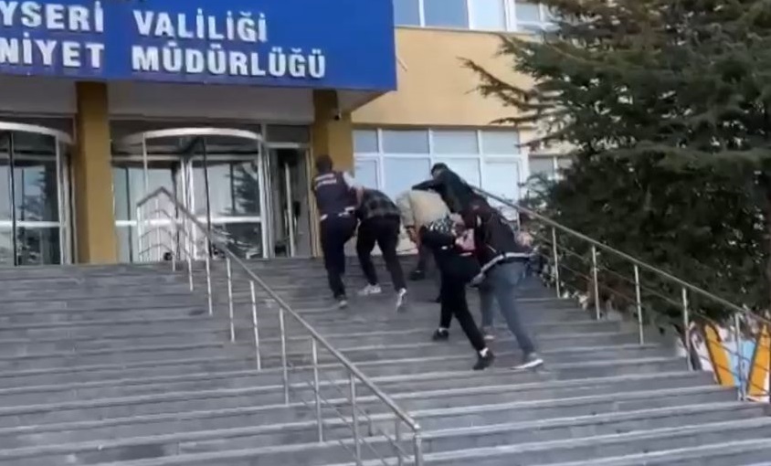 Midelerinden uyuşturucu çıkan İranlılar tutuklandı