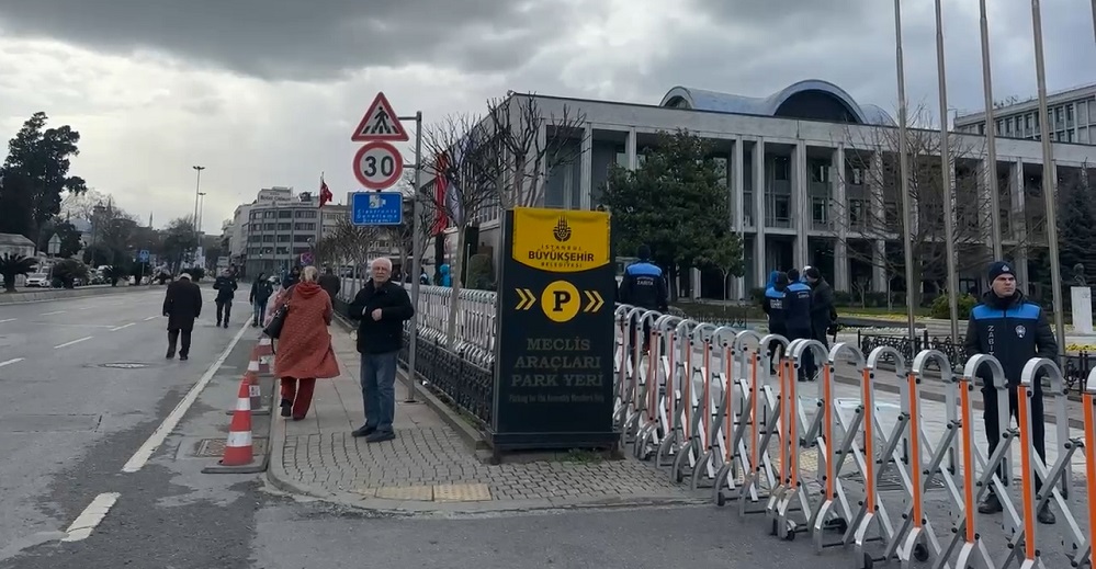 Belediye binası önünde güvenlik önlemleri