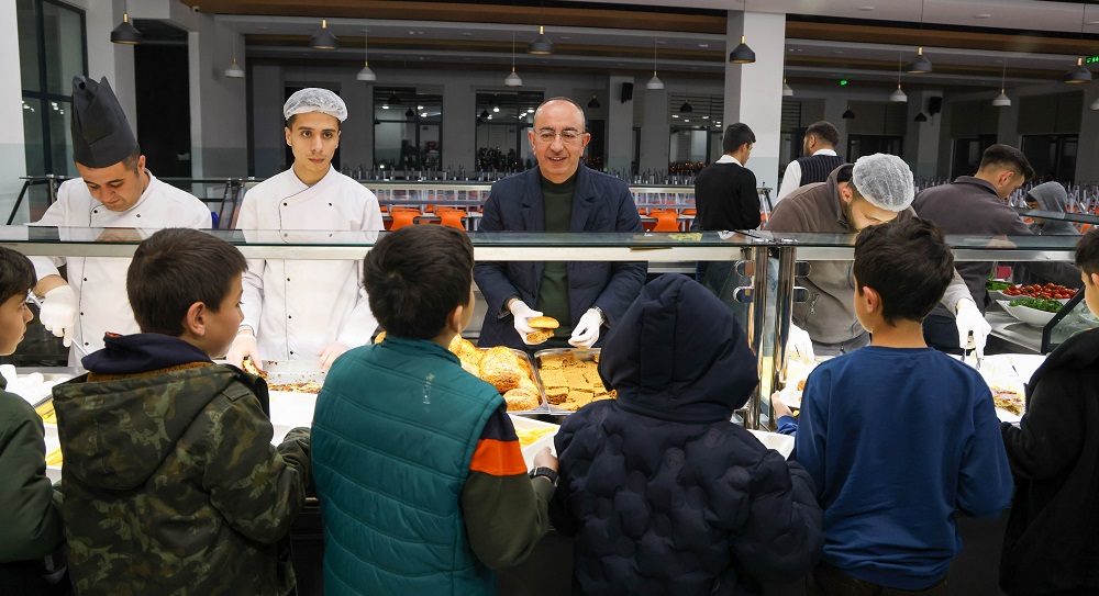 Başkan hafızlık talebeleriyle sahur yaptı