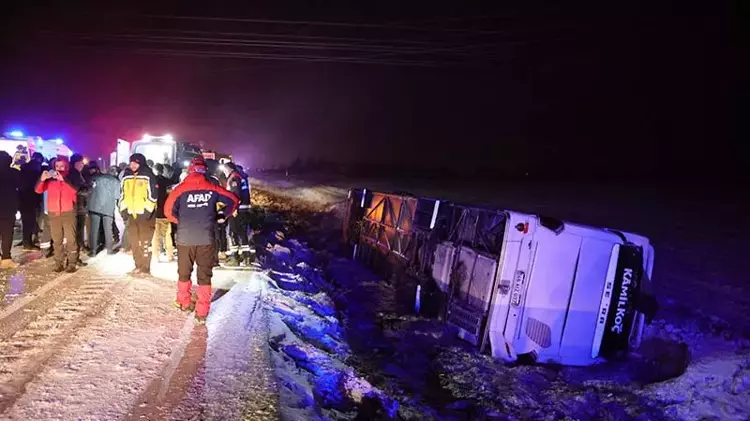 Yolcu otobüsü devrildi: 20 yaralı