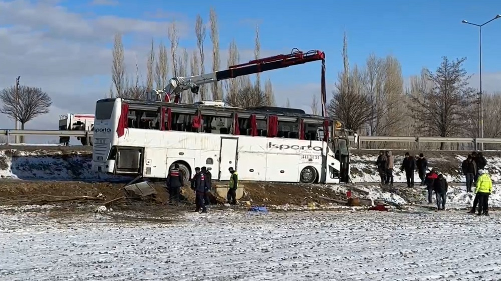 Yolcu otobüsü şarampole devrildi