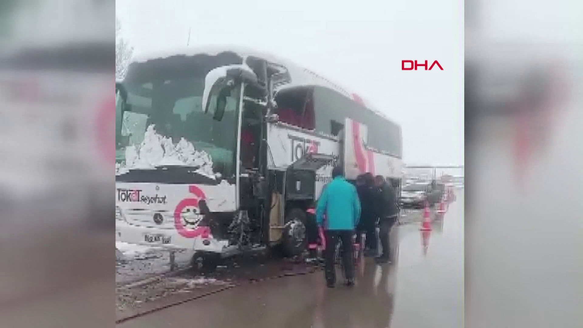 Sivas'ta 2 yolcu otobüsü çarpıştı