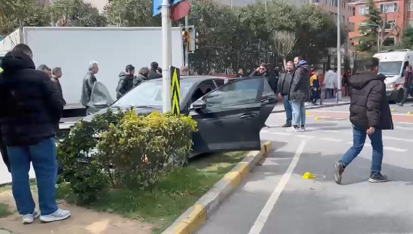 Küçükçekmece'de otomobile silahlı saldırı