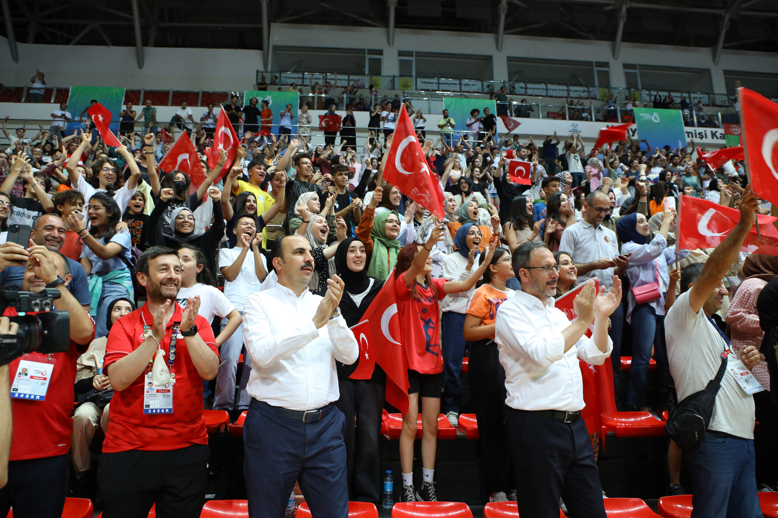 Türkiye-İran Voleybol maçını izlediler