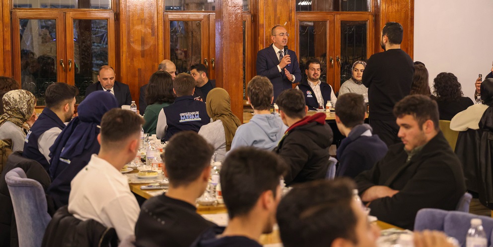 Kavuş gençlerle iftarda buluştu