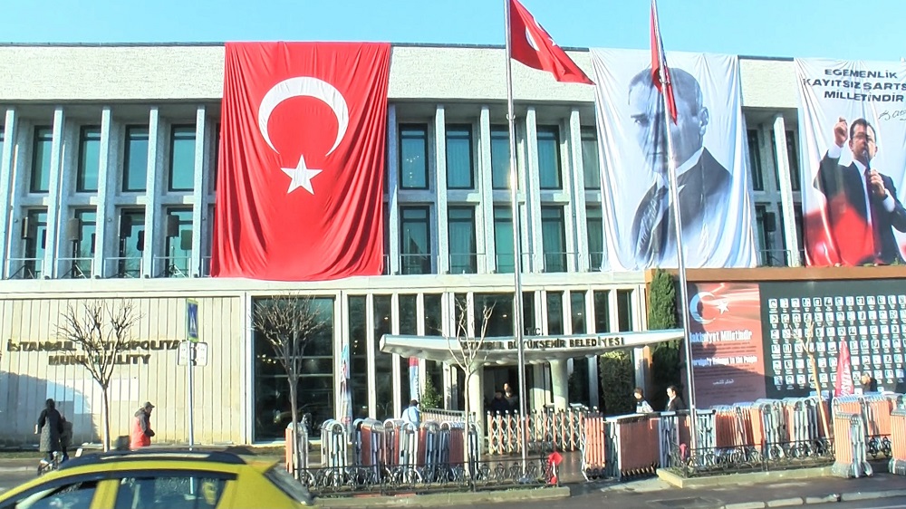 Kırılan camlar naylon ile kapatıldı