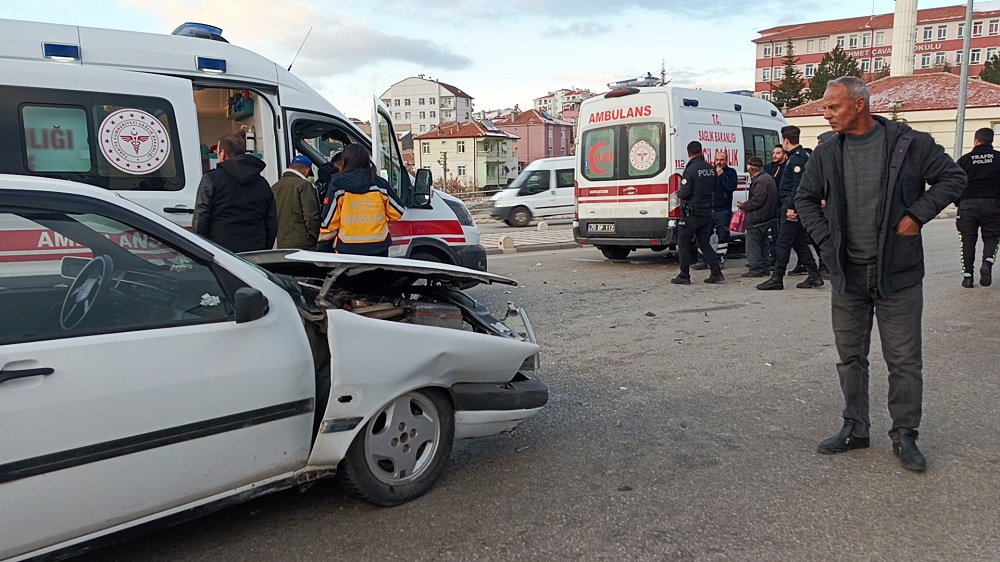 Otomobil ile ambulans çarpıştı