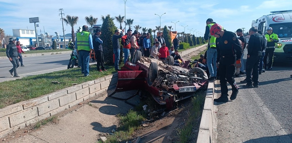 Otomobiller kafa kafaya çarpıştı: 7 yaralı