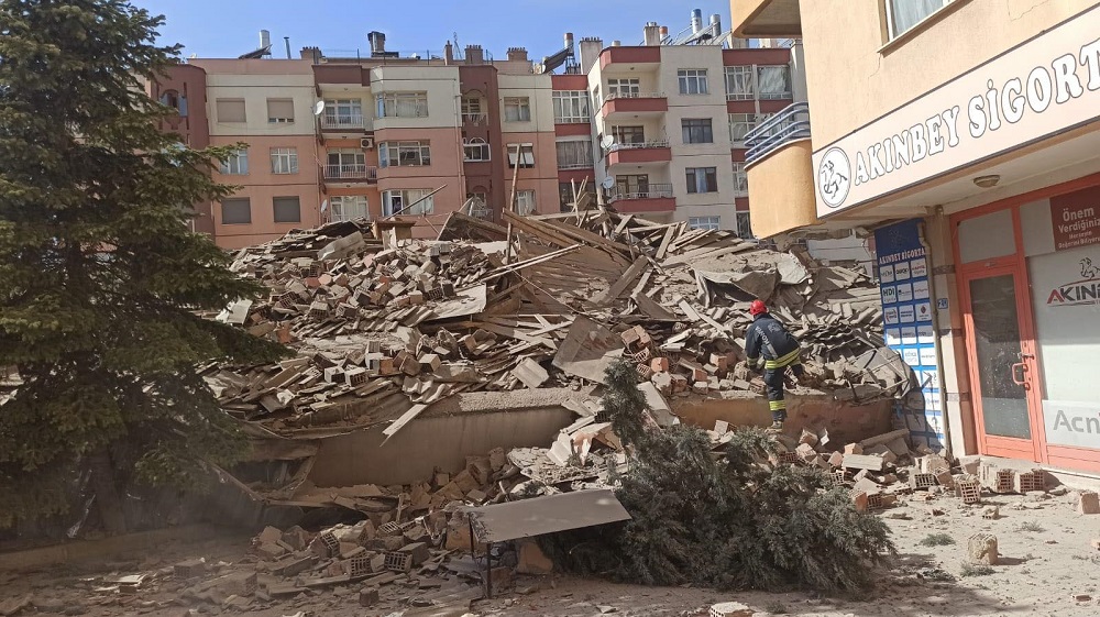 6 katlı bina çöktü