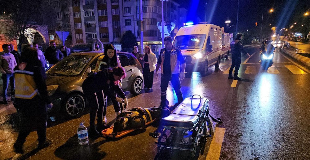Otomobil yaya geçidinde vatandaşlara çarptı
