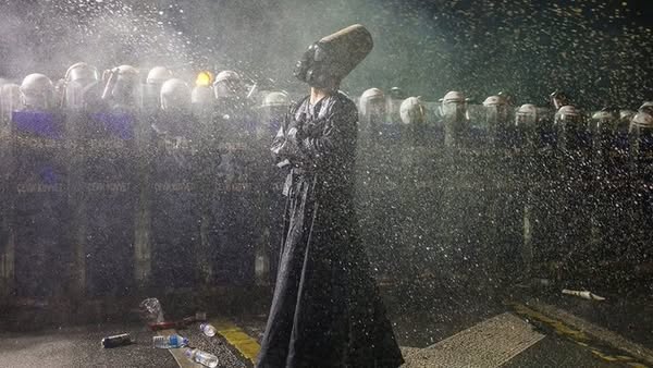 Semazen kıyafetli protestocu dikkat çekti