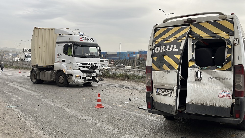 İşçi servis minibüsü ile TIR kafa kafaya çarpıştı