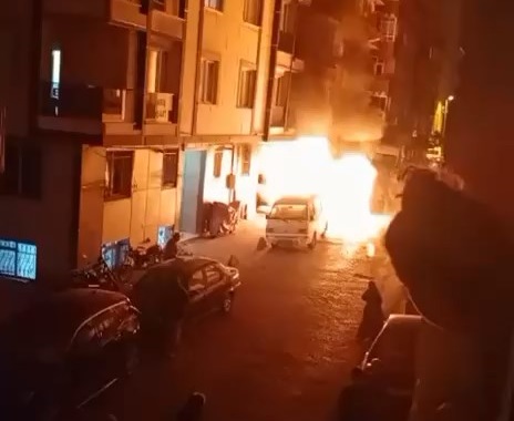 Park halindeki 5 araç alev alev yandı