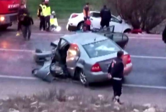 Otomobiller çarpıştı: 2 ölü 4 yaralı