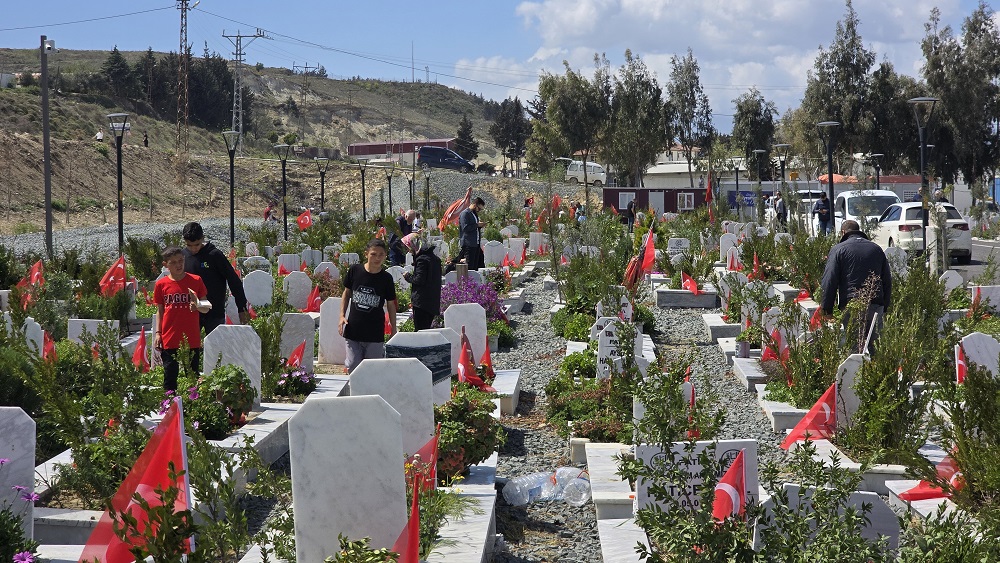 Hatay Deprem Şehitliği'nde buruk bayram