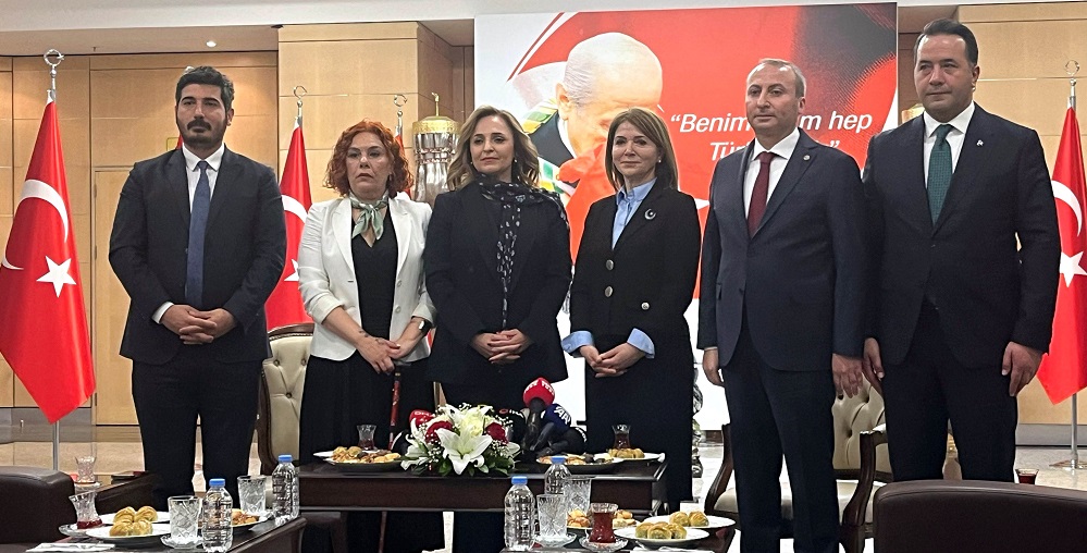 Siyasi partiler bayramlaştı