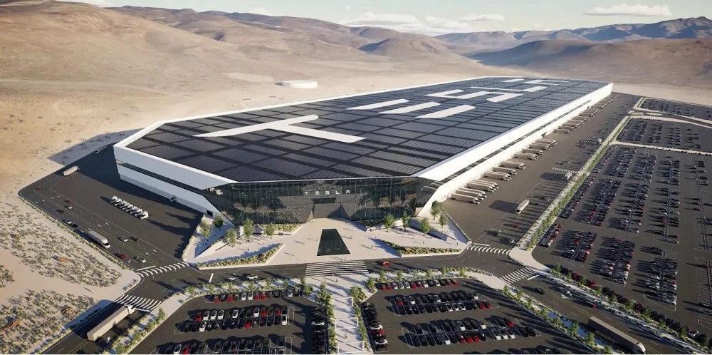 Tesla bayisinde 17 otomobil yandı