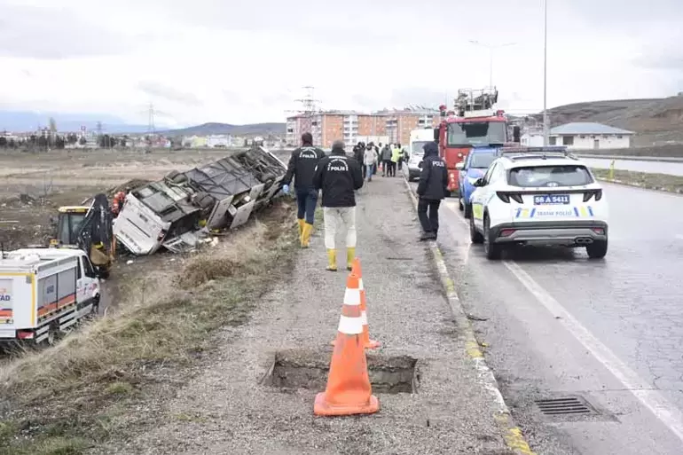 Sivas’ta yolcu otobüsü devrildi