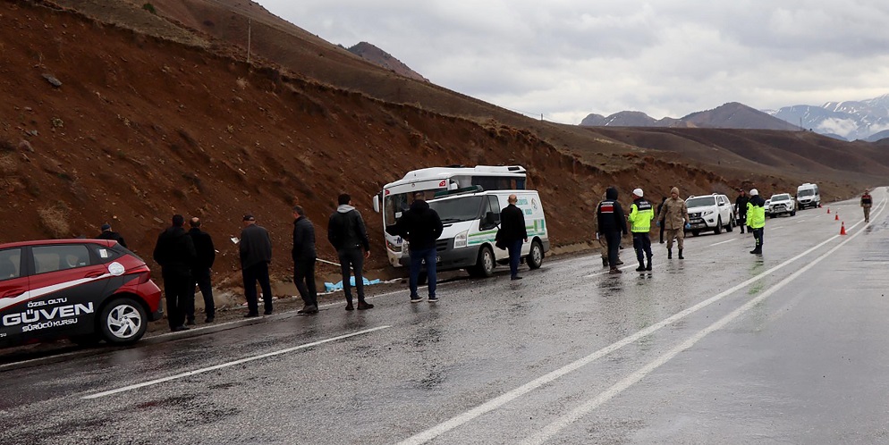 İşçileri taşıyan servis toprak yığınına çarptı