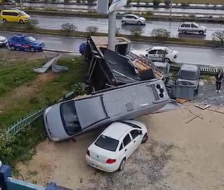 Hortumun havalandırdığı minibüs otomobilin üzerine düştü