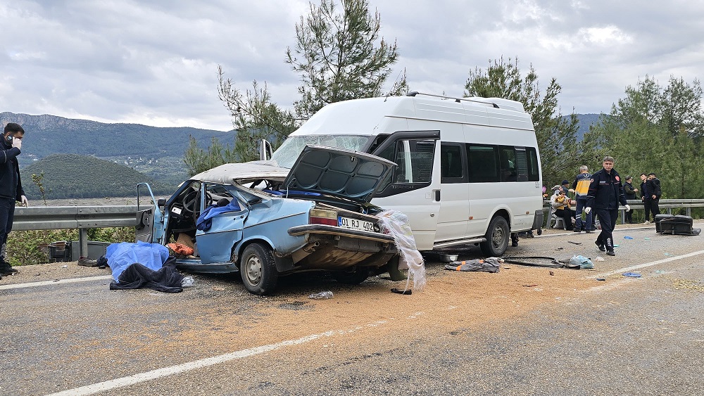 Adana'da otomobil ile minibüs çarpıştı