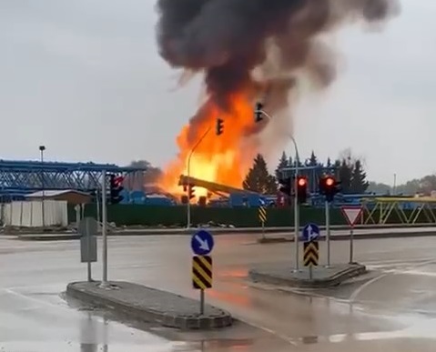 Geri dönüşüm tesisinde patlama sonrası yangın