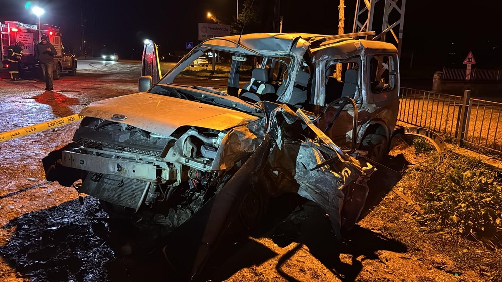 Minibüs ile hafif ticari araç kafa kafaya çarpıştı