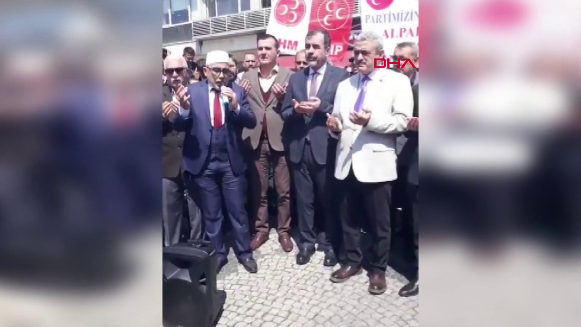 Din görevlisi dua ederken fenalaştı