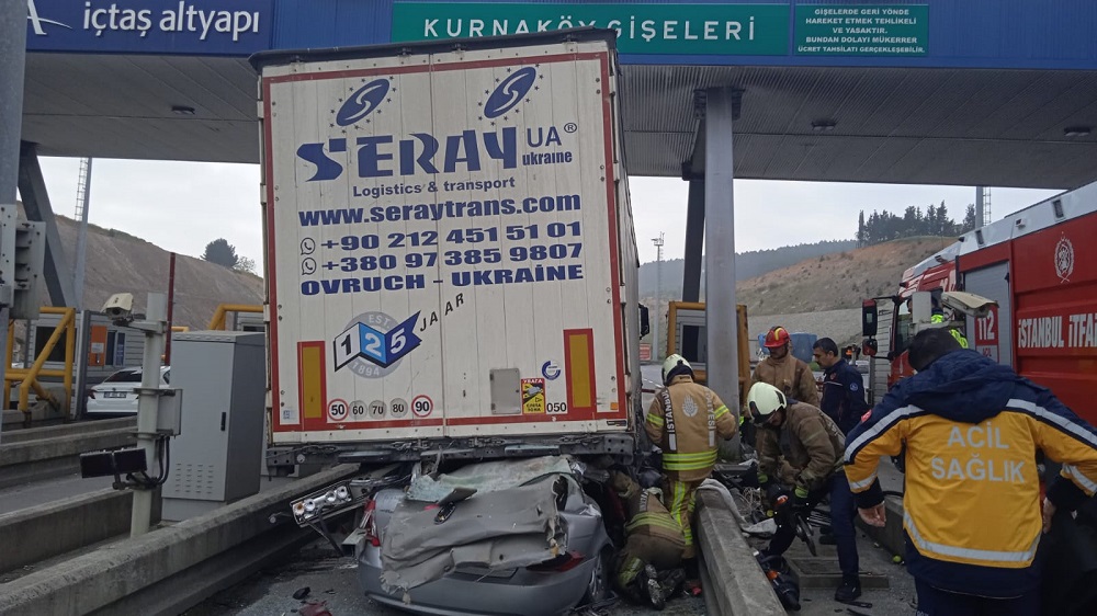 Pendik'te otomobil TIR'ın altında girdi