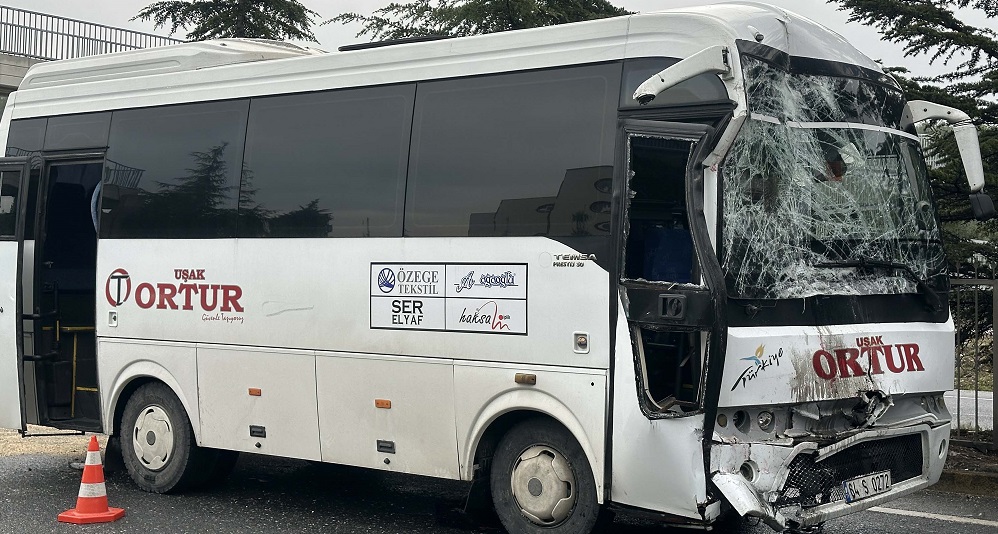 İşçi taşıyan midibüs, servis otobüsüne çarptı