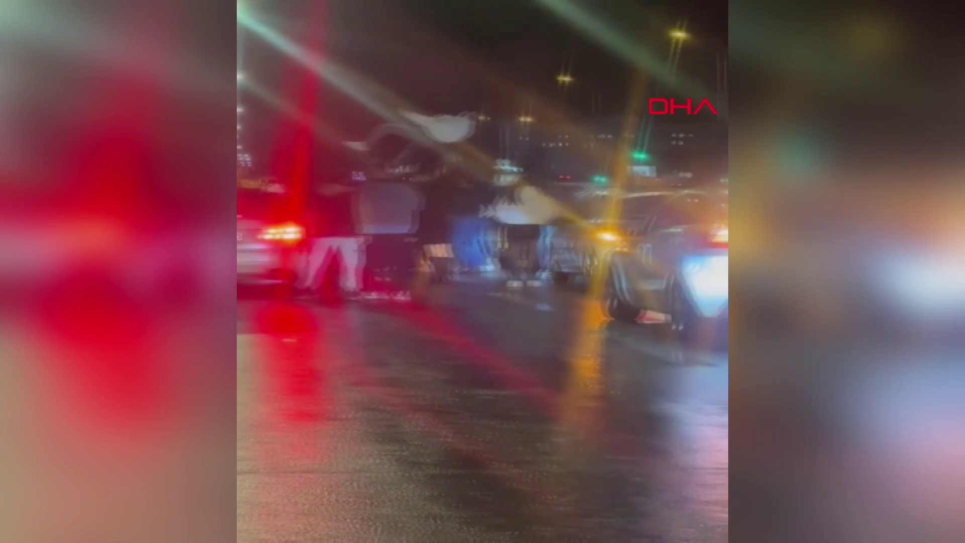 Asker uğurlamasında yolu kapatıp eğlendiler