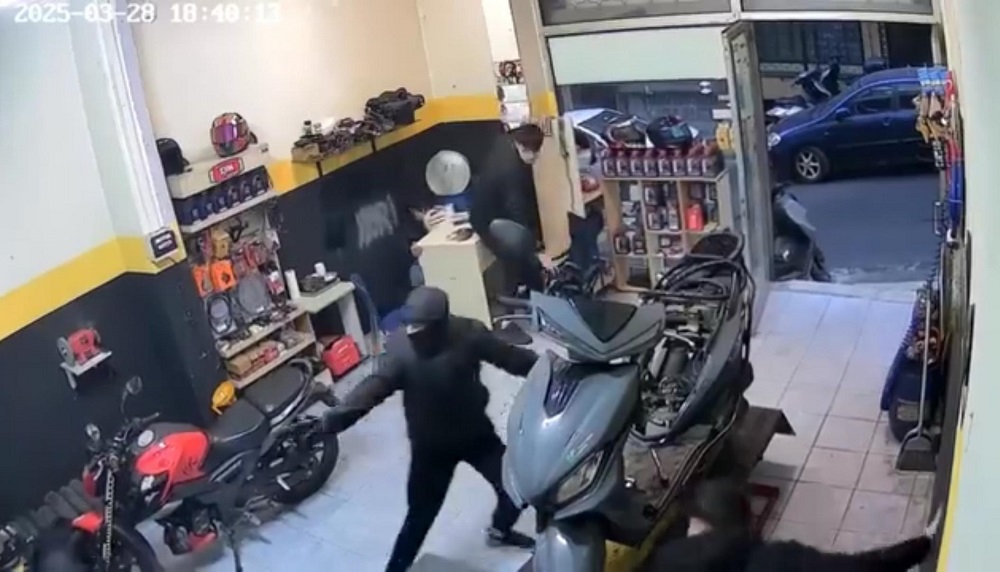 Motosiklet tamirhanesini basıp kurşun yağdırdı